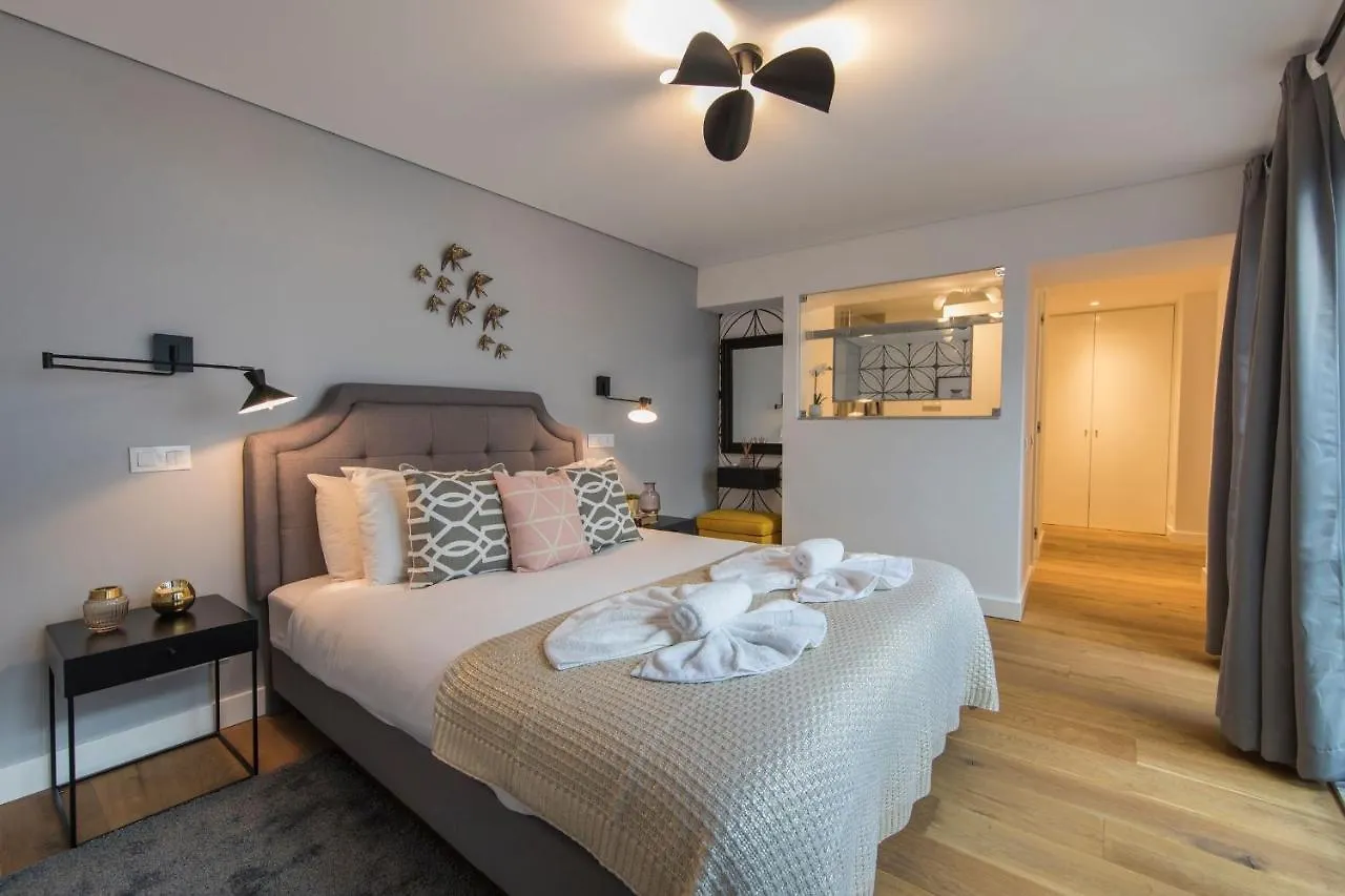 Lovelystay - Modern And Colourful Flat In The Heart Of Graca Lisbon Portugal