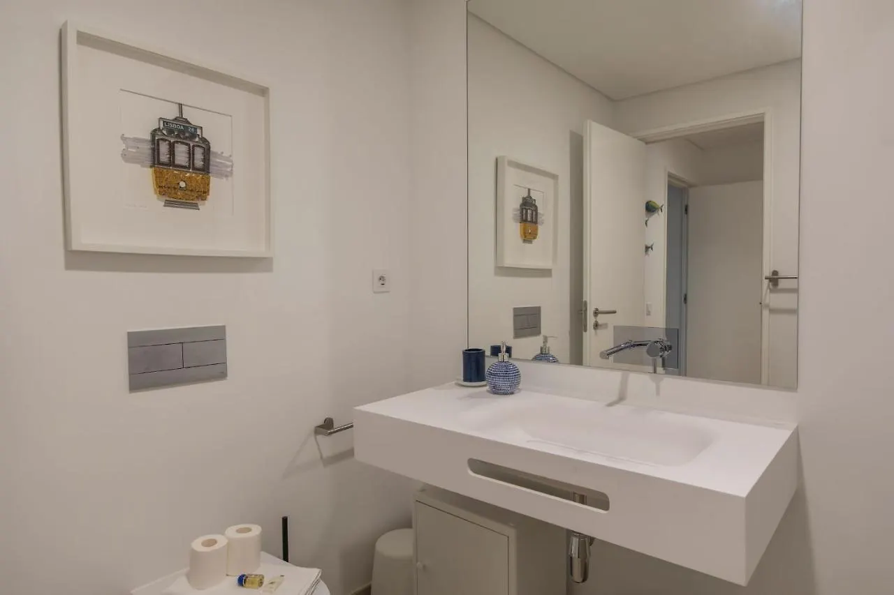 Lovelystay - Modern And Colourful Flat In The Heart Of Graca Lisbon Apartment